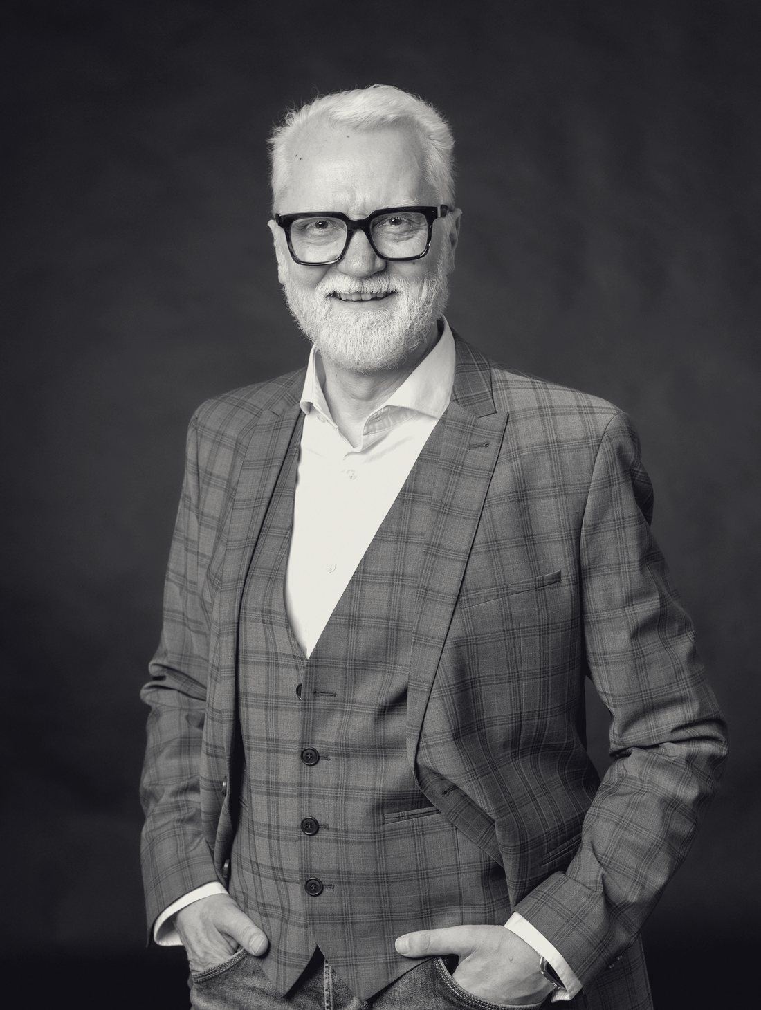 Stefan Schweizer, Porträt vor dunklem Hintergrund