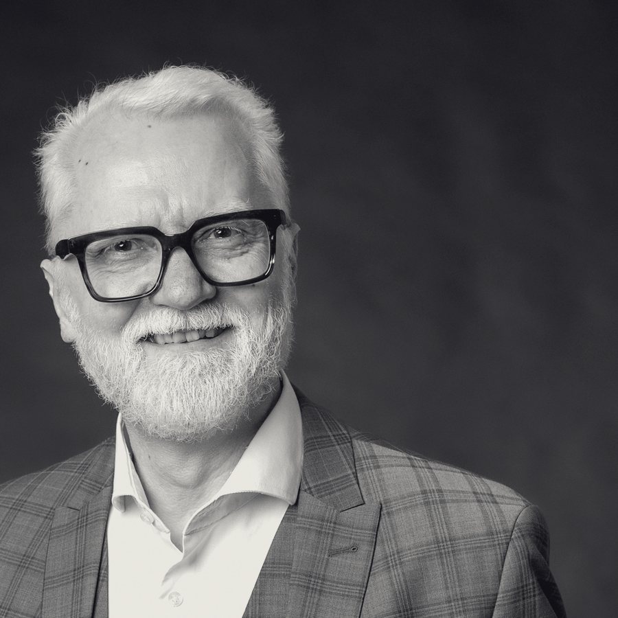 Stefan Schweizer in hellem Raum